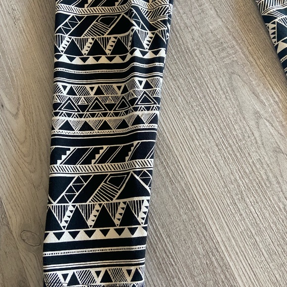 Victoria Secret PINK Aztec Black & White Leggings Size S Women’s - Picture 4 of 6